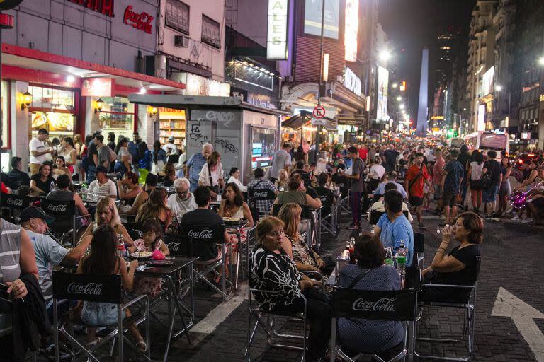 El paseo peatonal de avenida Corrientes también es aprovechado por la gastronomía