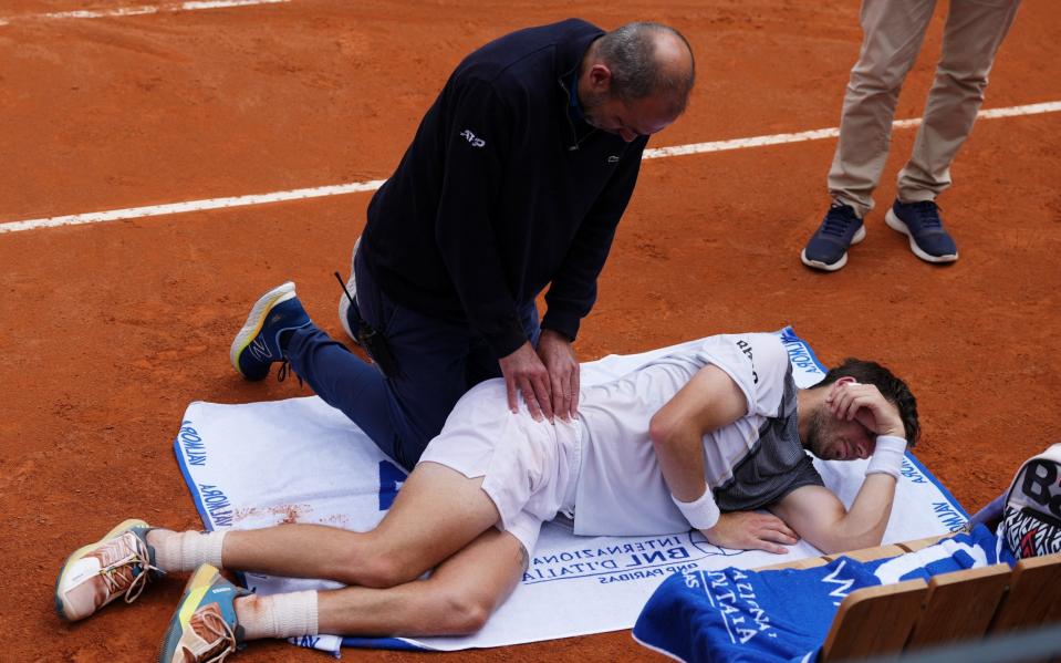 Cameron Norrie uit Groot-Brittannië krijgt medische behandeling tijdens zijn ronde van 16 wedstrijd tegen Novak Djokovic uit Servië - REUTERS / Aleksandra Szmigiel