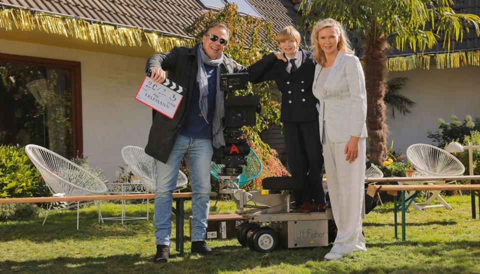 Im Spielfilm "Entführt - 14 Tage Überleben" übernimmt Cecilio Andresen (Mitte) die Rolle des elfjährigen Johannes. Als Produzenten sind sich Johannes Erlemann und Veronica Ferres sicher: "Man wird nie hundertprozentig die Realität abbilden können, aber die Annäherung ist vermutlich so groß wie nie zuvor." (Bild: RTL / Tom Trambow)