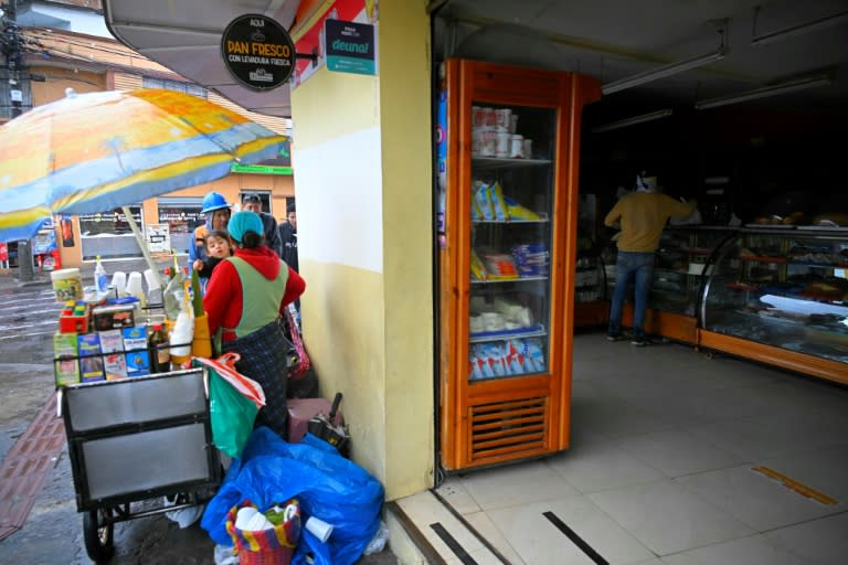 Una tienda de Quito permanece a oscuras el 19 de abril de 2024, debido al racionamiento de electricidad (Rodrigo Buendía)
