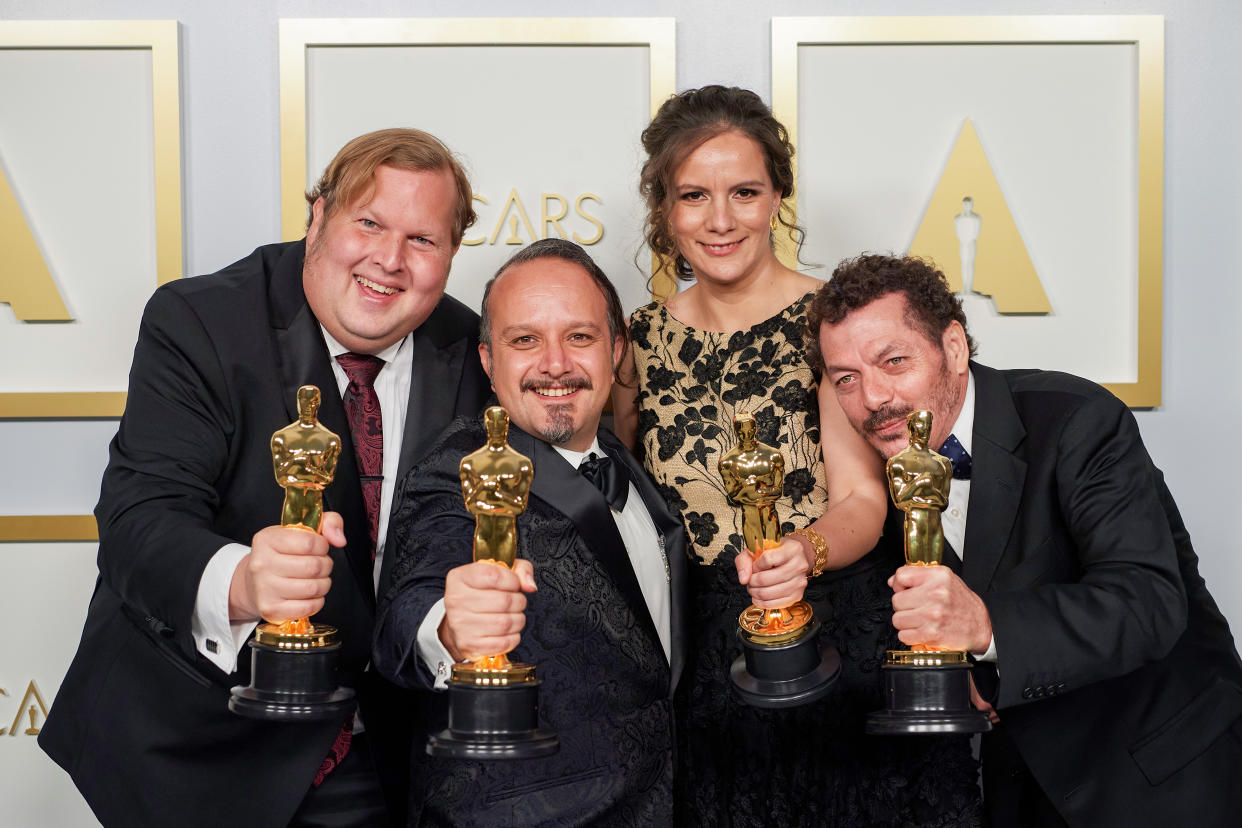 Los sonidistas ganadores del Oscar en la categoría de Mejor Sonido por la película "Sound of Metal" (de izquierda a derecha) Phillip Bladh, Carlos Cortés, Michelle Couttolenc y Jaime Baksht posan en la sala de prensa con su estatuilla en Los Angeles, California. (Getty Images)