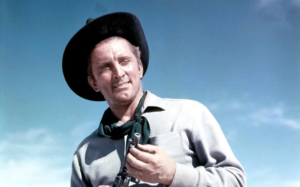 21. Einer der wandlungsfähigsten Stars, die Hollywood je hervorgebracht hat: Da führte für Kirk Douglas am populärsten Helden-Genre seiner Glanzzeit kein Weg vorbei. Schlüssel-Western: "The Big Sky" (1952), "Mit stahlharter Faust (1955). (Bild: Getty Images / Sunset Boulevard)