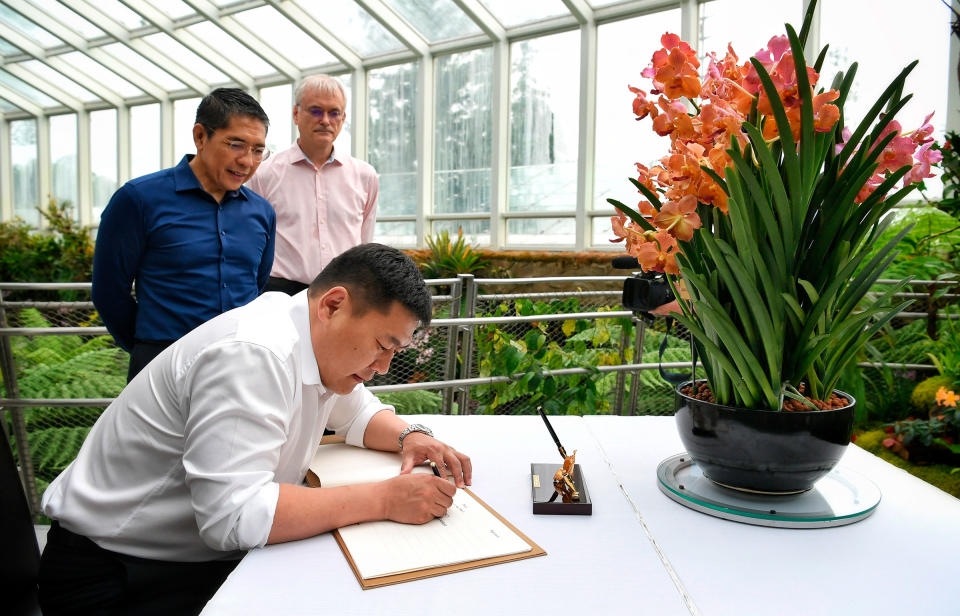 Mongolian Prime Minister Oyun-Erdene Luvsannamsrai signing the guest book at the National Orchid Garden during his four-day visit to Singapore, on July 8, 2022.<span class="copyright">Singapore Press/AP</span>