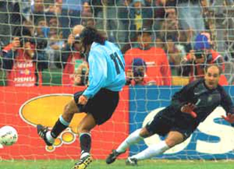 Marcos, arquero de Brasil, vuela para un lado y el remate de Federico Magallanes va hacia el otro; es el gol de Uruguay y el delirio de toda su gente; fue la última vez que la Celeste ganó el clásico, en 2001