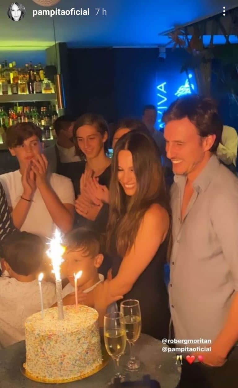 Por la cercanía de fechas, Pampita y Roberto García Moritán compartieron su cumpleaños en un restaurante de la Costanera