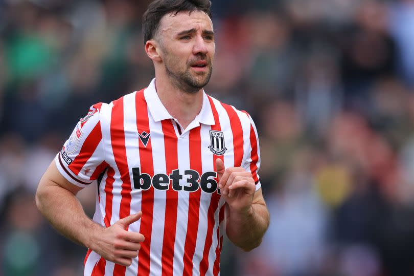 Enda Stevens has signed a new one-year deal to stay at Stoke City next season.