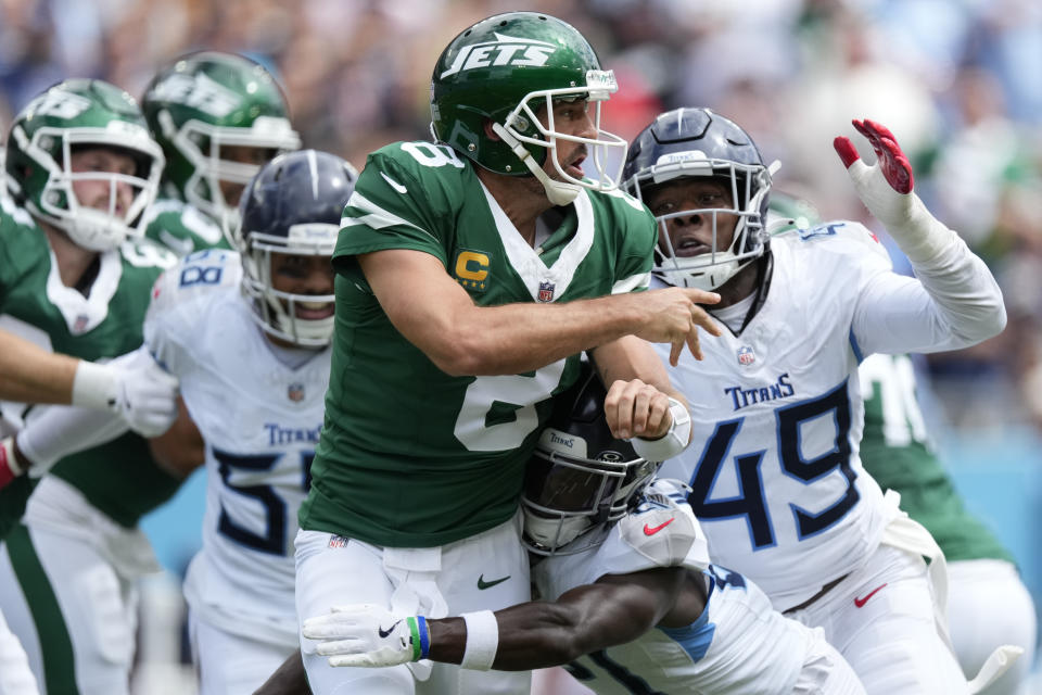 Aaron Rodgers and the Jets beat the Titans to move to 1-1. (AP Photo/George Walker IV)