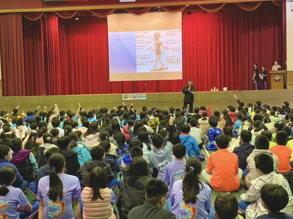 ️南港分局前進校園扎根宣導學童預防犯罪觀念。（記者薛秀蓮翻攝)