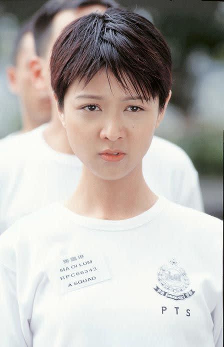 她拍攝《學警雄心》因飾演女學警而剪短髮，被網民指出她頸長的缺點。