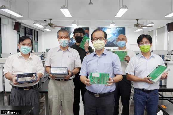 圖說：大葉大學電機系黃俊杰主任歡迎學生運用實驗室累積實務經驗。（記者方一成攝）