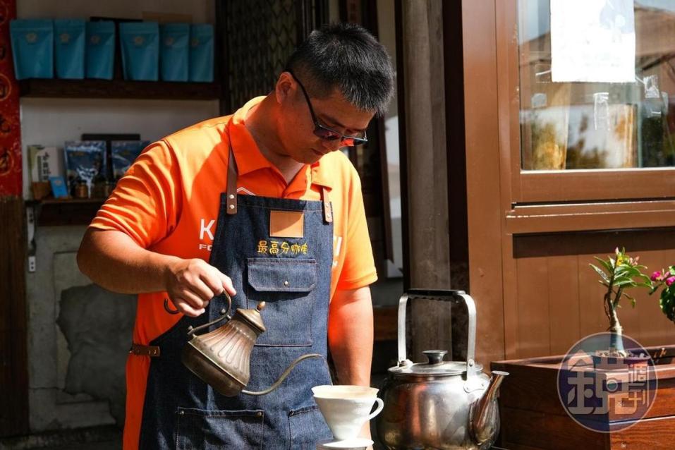 世居在龍眼村第七代的兒子陳秉均，開始幫忙家中咖啡事業。