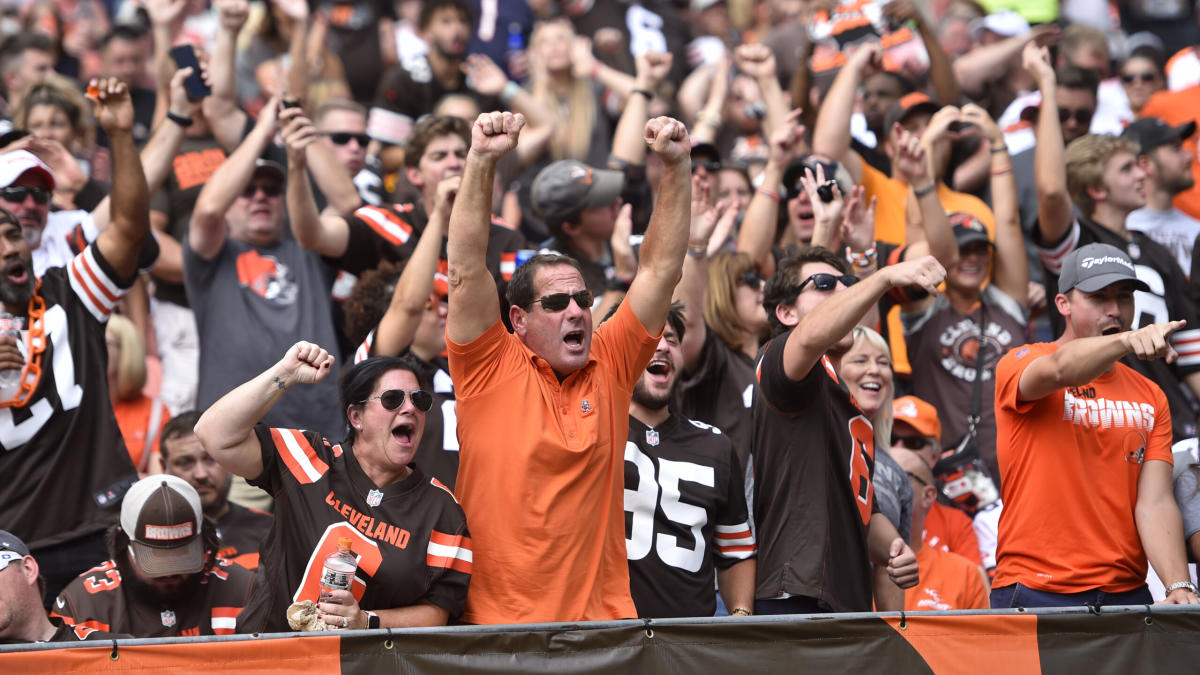 Browns and Bengals trade Twitter jabs about Cleveland's white helmets