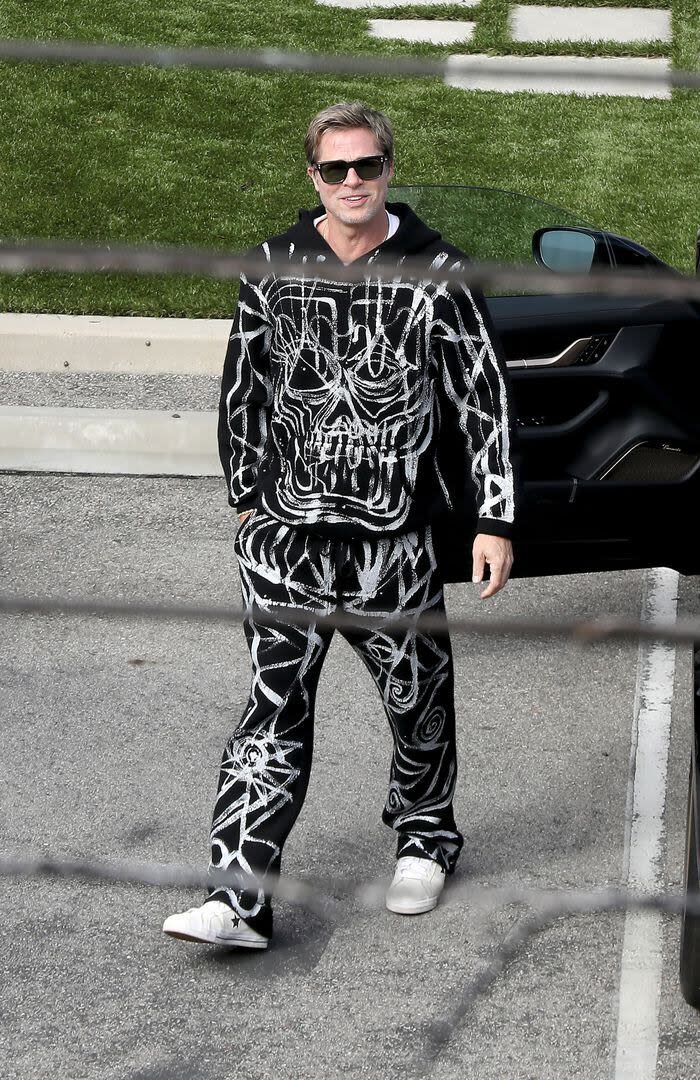 Brad Pitt fue visto paseando en un Porsche por Los Ángeles. Llevaba un conjunto negro con el dibujo de una calavera de la marca God’s True Cashmere, valuado en 4600 dólares, que el propio Pitt fundó con la emprendedora Sat Hari, y zapatillas Converse blancas. El actor 
se prepara para filmar escenas de su próxima película de Fórmula 1 en el Gran Premio de Gran Bretaña, un proyecto para el cual se asoció con el piloto Lewis Hamilton