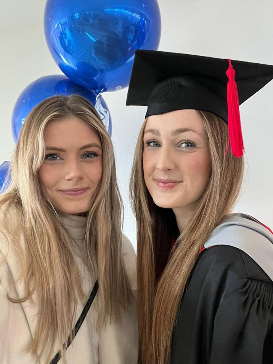 Laura y su hermana Hollie en la graduación de Laura (PA Real Life/Collect)