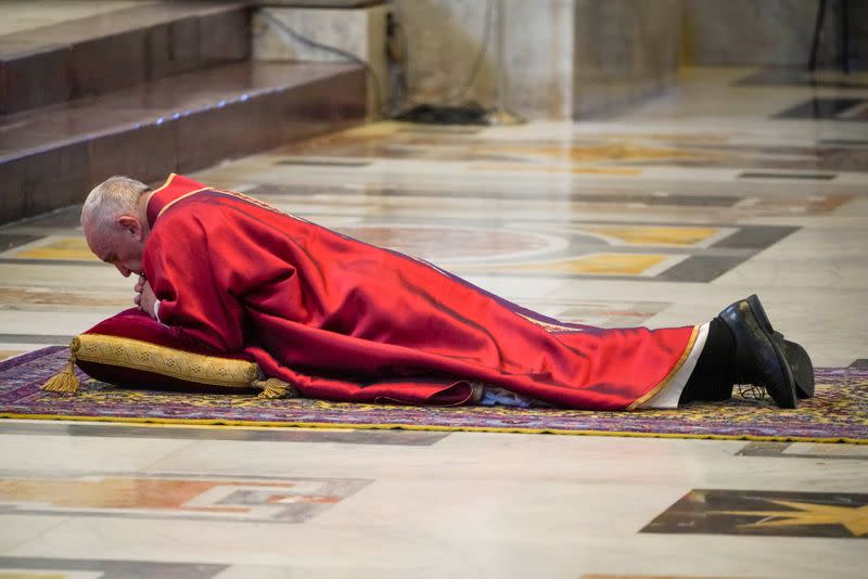 El Papa Francisco encabeza las ceremonias de Viernes Santo en la Basílica de San Pedro, sin participación de público por el brote de la enfermedad por coronavirus (COVID-19), en el Vaticano.