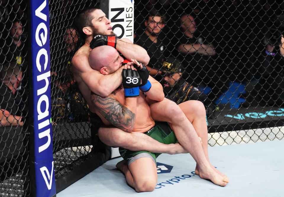 PERTH, AUSTRALIA - FEBRUARY 12: (L-R) Islam Makhachev of Russia works for a submission against Alexander Volkanovski of Australia in the UFC lightweight championship fight during the UFC 284 event at RAC Arena on February 12, 2023 in Perth, Australia. (Photo by Chris Unger/Zuffa LLC via Getty Images)