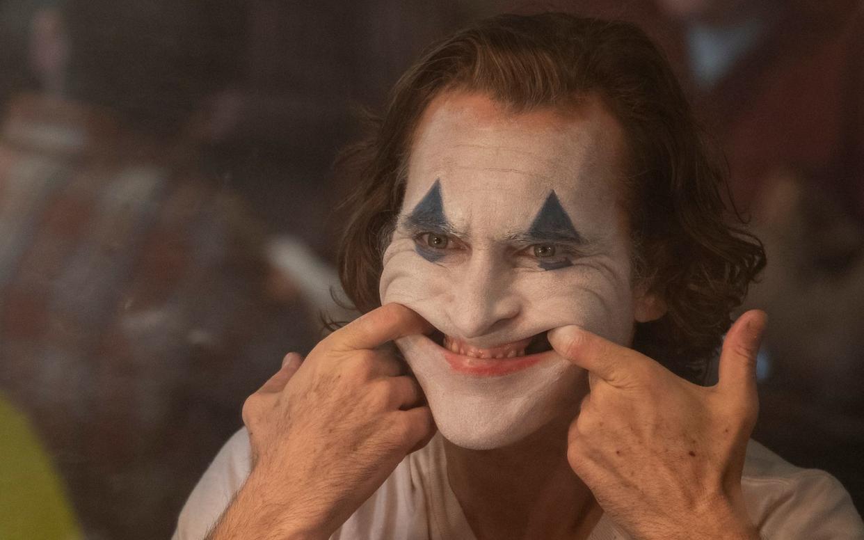 Joaquin Phoenix spielte den "Joker" (erhältlich auf Blu-ray und DVD) als kranken Mann in einer verdorbenen Gesellschaft. Auch im zweiten Teil wird er wohl wieder in die Rolle des bösen Clowns schlüpfen. (Bild: Warner Bros. Pictures Germany)