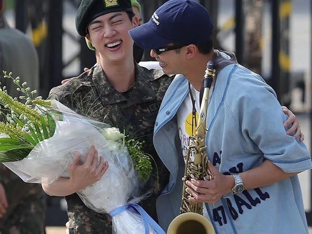正在軍樂隊服役的RM拿著薩克斯風迎接Jin。（圖／翻攝自RM IG）