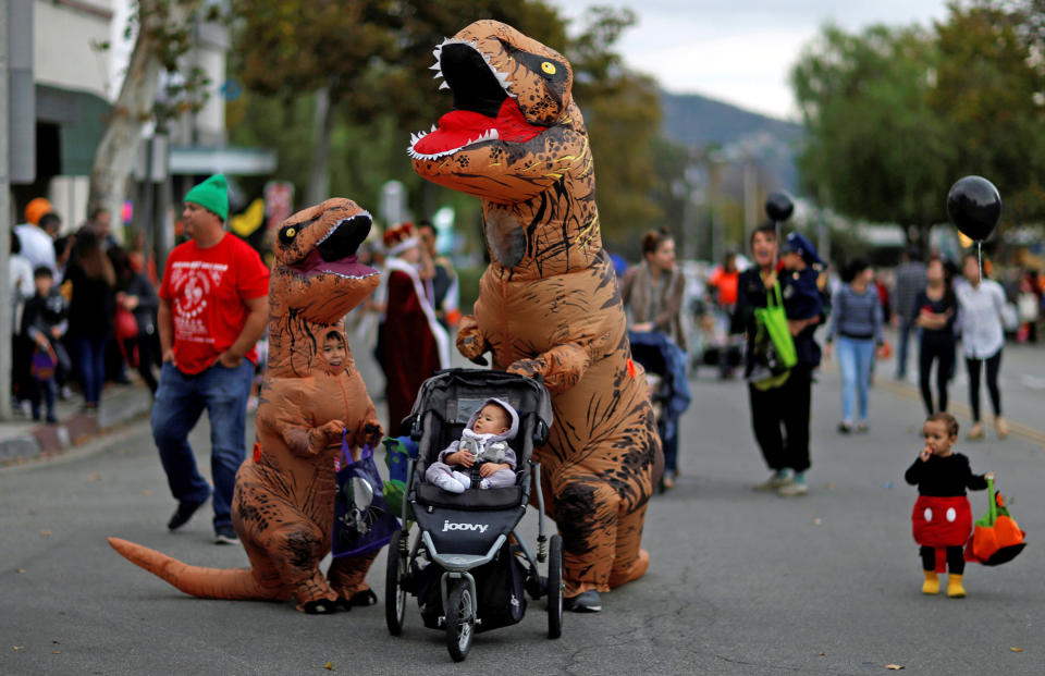 <p>Zwei Raubsaurier mit einem Kinderwagen? In Sierra Madre im US-Bundesstaat Kalifornien war das an Halloween ein normaler Anblick. (Bild: Reuters) </p>