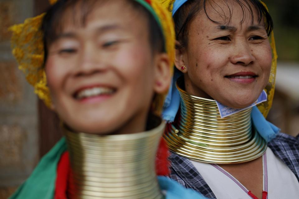 Dos mujeres Kayan sonríen por volver a casa desde Tailandia. Están a punto de celebrar el año nuevo en Myanmar.