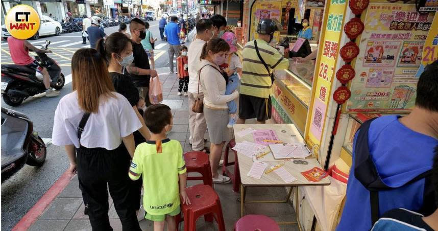 命理專家小孟老師在臉書上分享4個財運最旺的星座。（圖／焦正德攝）