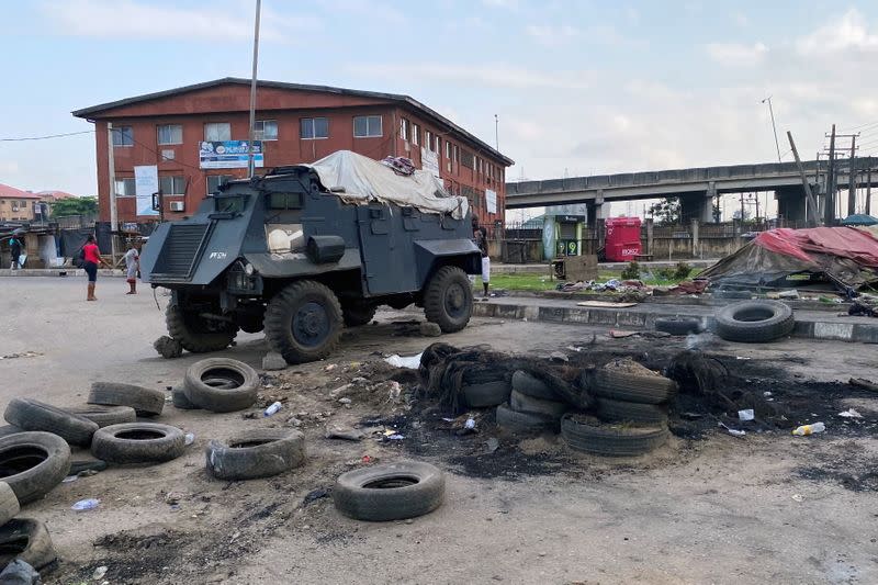 Un vehículo de la policía hace guardia en un punto de control que fue quedamado en Lagos