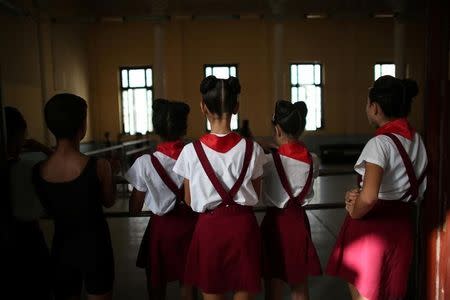 Students at the Cuba's National Ballet School (ENB) watch a class from outside the classroom in Havana, Cuba, October 12, 2016. Picture taken October 12, 2016. Picture taken October 12, 2016. REUTERS/Alexandre Meneghini