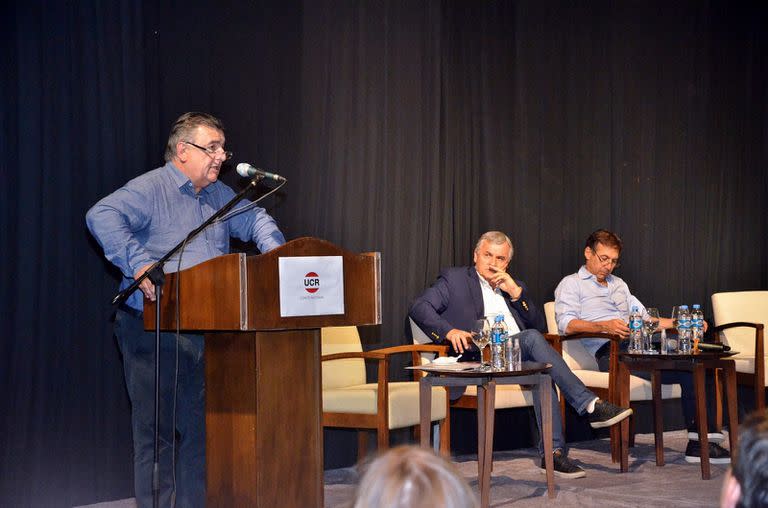 Mario Negri junto a Gerardo Morales y Luis Naidenoff en el encuentro de legisladores de la UCR en Santa Fe.