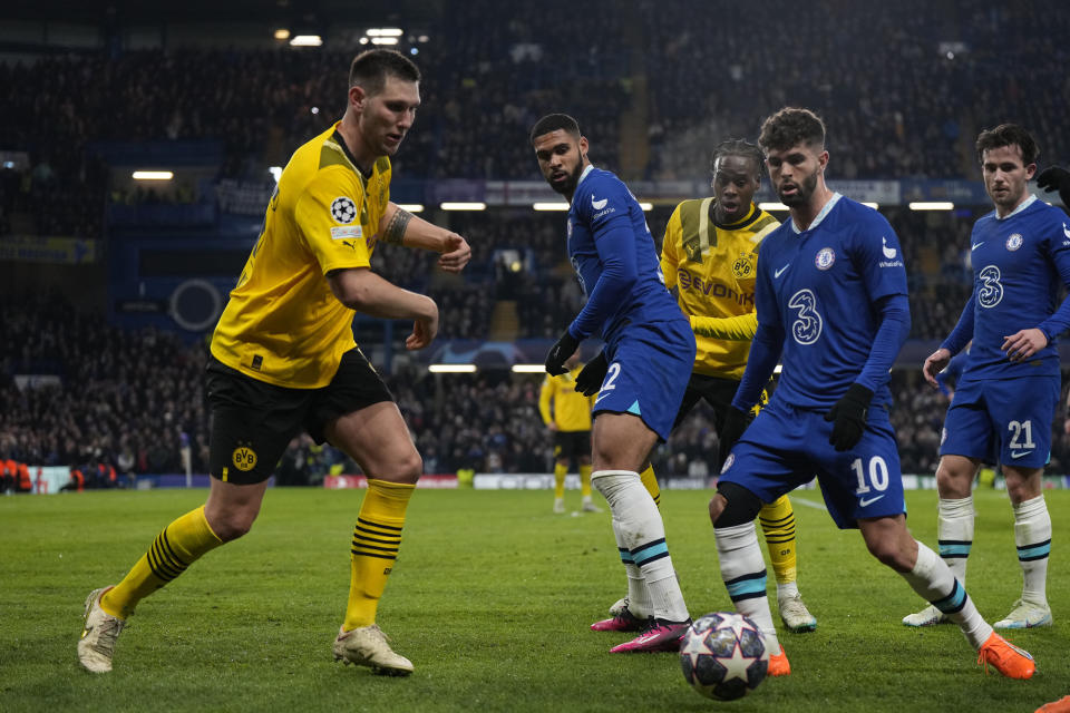 Dortmund's Julian Ryerson, left, vies for the ball with Chelsea's Christian Pulisic, right, during the Champions League round of 16 second leg soccer match between Chelsea FC and Borussia Dortmund at Stamford Bridge, London, Tuesday March 7, 2023. (AP Photo/Alastair Grant)
