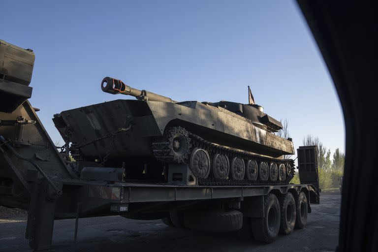 Un cami&#xf3;n militar transporta una plataforma con montaje de artiller&#xed;a autopropulsada ucraniana en la regi&#xf3;n de Donetsk, Ucrania, el domingo 8 de mayo de 2022.