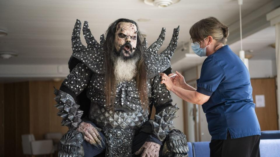 Mr. Lordi, Sänger der finnischen Hard-Rock-Band Lordi, wird von der Krankenschwester Paula Ylitalo geimpft.