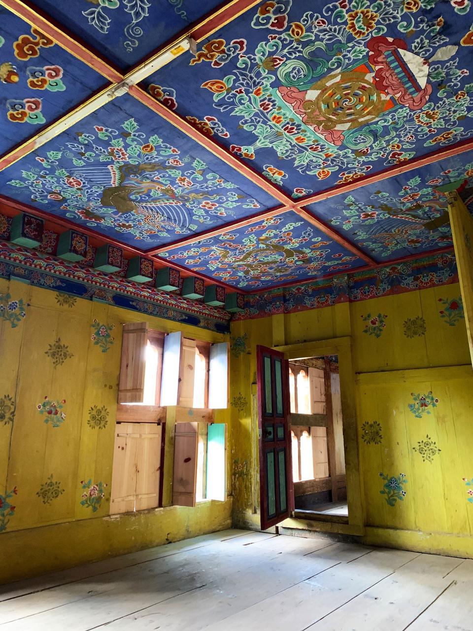 Inside a room for special guests, the brightly painted ceiling depicts a Khorlo, or Wheel of Dharma, along with the Tashi Tagye, or Eight Auspicious Signs.