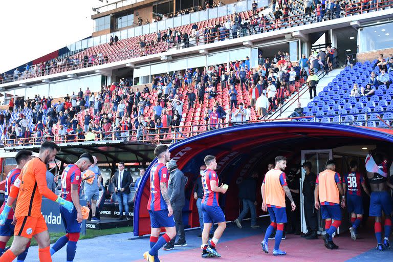 Los jugadores de San Lorenzo dejan la cancha tras caer ante Lanús por 3-1 y observan el fastidio de los hinchas por el mal presente del equipo