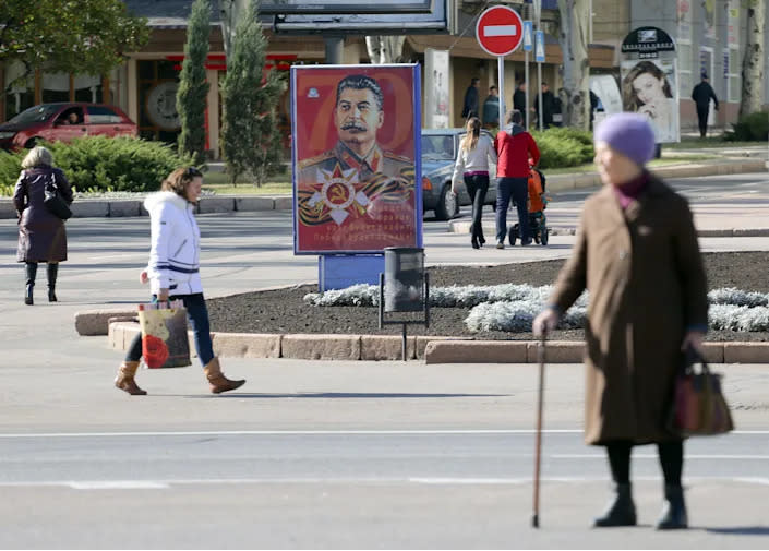 Un retrato del dictador soviético Joseph Stalin en Donetsk, Ucrania (Aleksey Filippov / AFP a través de Getty Images).