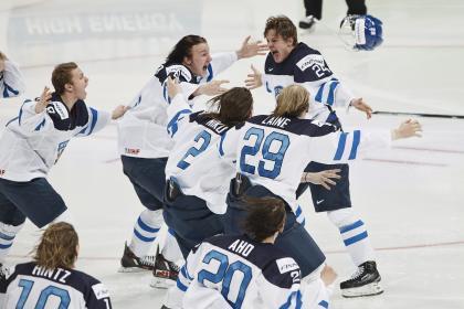 Finland&#39;s Kasperi Kapanen (R) celebrates with teammates after winning their 2016 IIHF World Junior Ice Hockey Championship final match against Russia in overtime, in Helsinki, Finland, January 5, 2016. REUTERS/Roni Rekomaa/Lehtikuva ATTENTION EDITORS - THIS IMAGE WAS PROVIDED BY A THIRD PARTY. FOR EDITORIAL USE ONLY. NOT FOR SALE FOR MARKETING OR ADVERTISING CAMPAIGNS. THIS PICTURE IS DISTRIBUTED EXACTLY AS RECEIVED BY REUTERS, AS A SERVICE TO CLIENTS. NO THIRD PARTY SALES. NOT FOR USE BY REUTERS THIRD PARTY DISTRIBUTORS. FINLAND OUT. NO COMMERCIAL OR EDITORIAL SALES IN FINLAND.