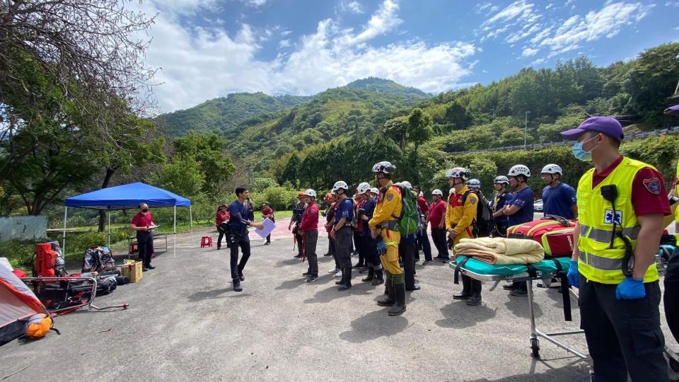 第四大隊於復興區巴陵古道生態園區進行山域事故搶救組合演練。圖：第四大隊提供