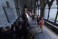 <p>Alessandro Michele de Gucci a réalisé son rêve lorsque l’Abbaye de Westminster a accepté que la marque italienne présente son défilé dans ses couloirs historiques. Certaines personnalités religieuses n’étaient pas vraiment ravies par cette décision, mais l’église ancienne de 700 ans était pourtant le lieu idéal pour présenter une collection typiquement britannique.<br><em>[Photo : Getty]</em> </p>