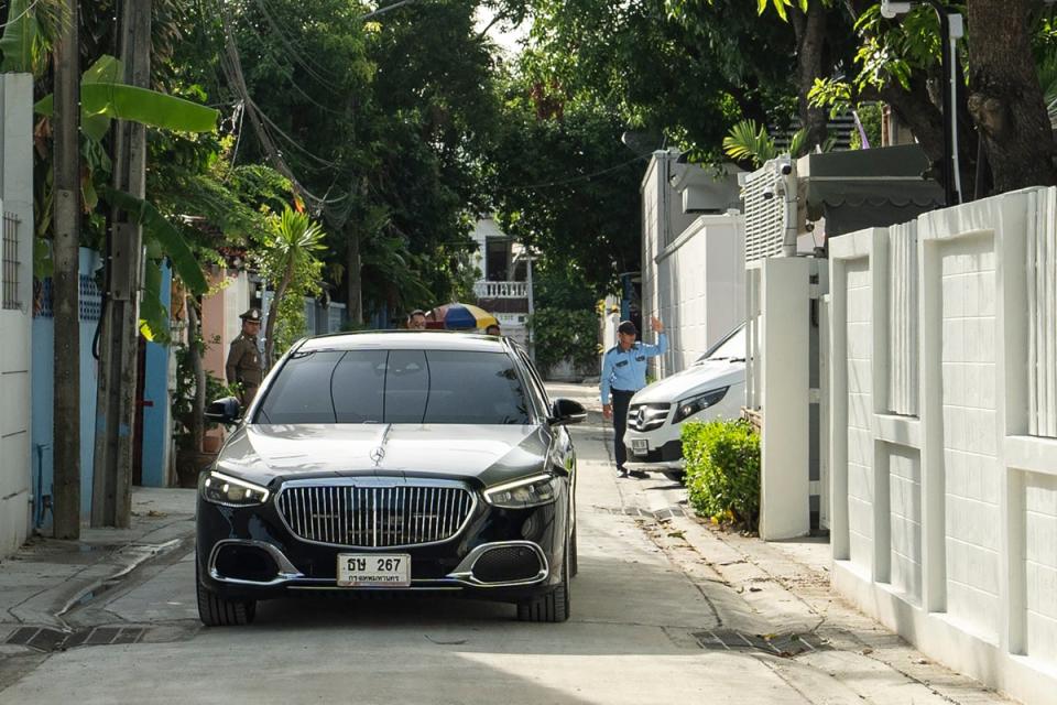 Cars in the convoy of Thailand's former prime minister Thaksin Shinawatra leave his residence in Bangkok (AFP via Getty)