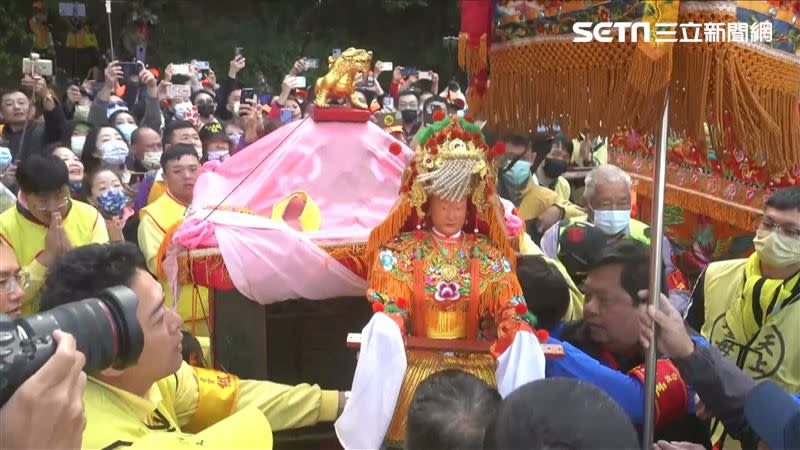 恭迎白沙屯媽祖出鑾轎，進火後首露聖容。（圖／寶島神很大）