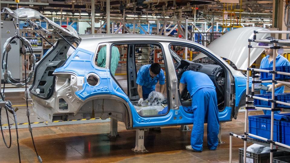 Mitarbeiter montieren im Werk der Volkswagen AG in Anting bei Shanghai einen VW Tiguan.