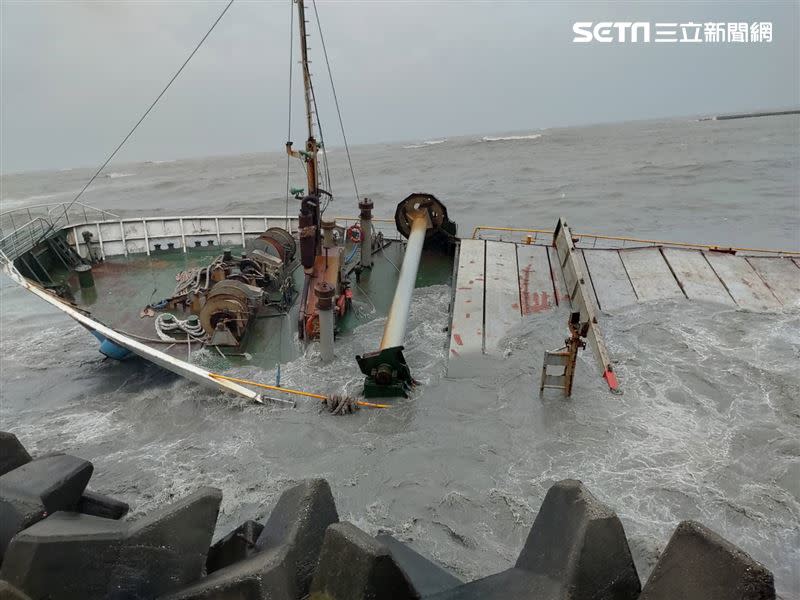 海盛航運所屬「山寶貳號」貨輪，由澎湖滿載貨物駛進嘉義布袋港時，不敵風浪在港堤外擱淺並沉沒。（圖／翻攝畫面）