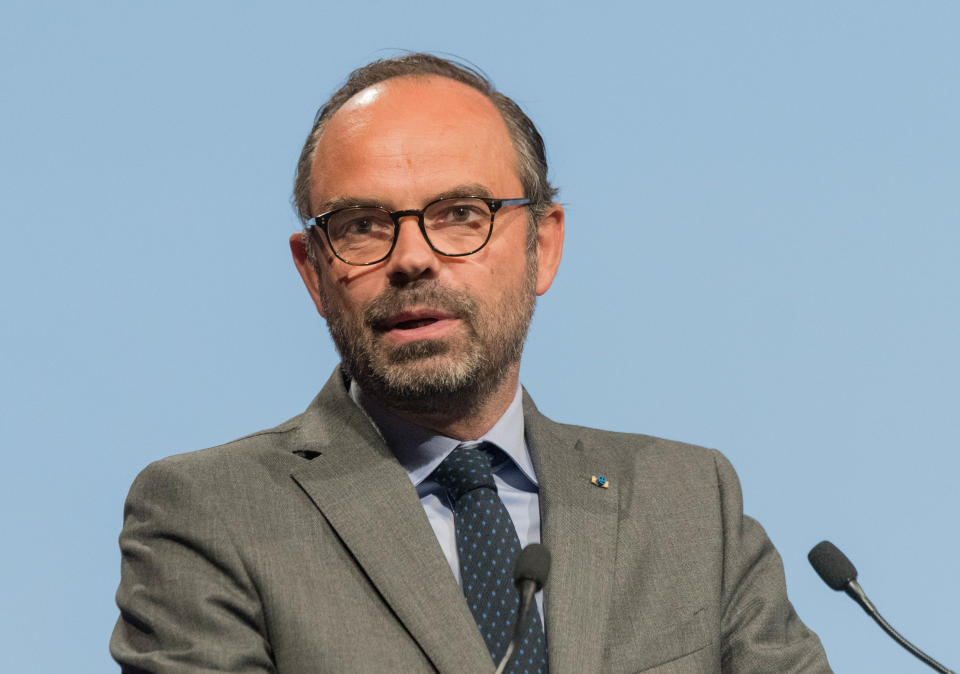 La barbe d'Édouard Philippe commençait déjà à blanchir sur le côté gauche de son menton en octobre 2018. 