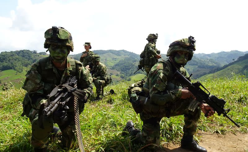 Foto de archivo. Soldados del Ejército de Colombia vigilan durante una operación para erradicar cultivos de hoja de coca cerca al municipio de Tarazá, en el departamento de Antioquia