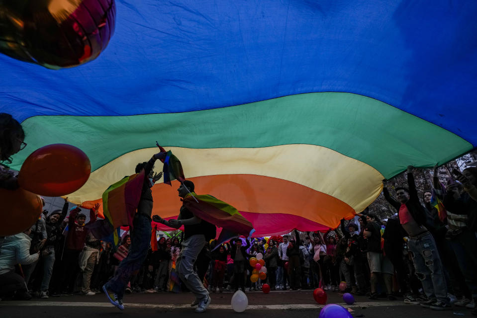 La gente participa en la marcha anual del Orgullo en Santiago, Chile, el domingo 25 de junio de 2023. (Foto AP/Esteban Félix)