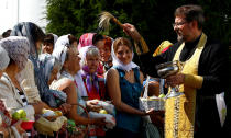 <p>In Minsk lassen orthodoxe Christinnen ihre Apfelernte von einem Priester segnen. Der Ritus gehört zu „Yablochniy Spas“, einem alten osteuropäischen Feiertag, der die Apfelsaison einleitet. (Bild: Reuters/Vasily Fedosenko) </p>