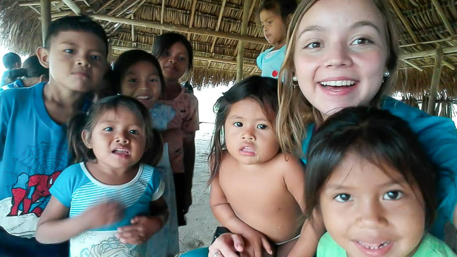 Laura con los niños de Canaima