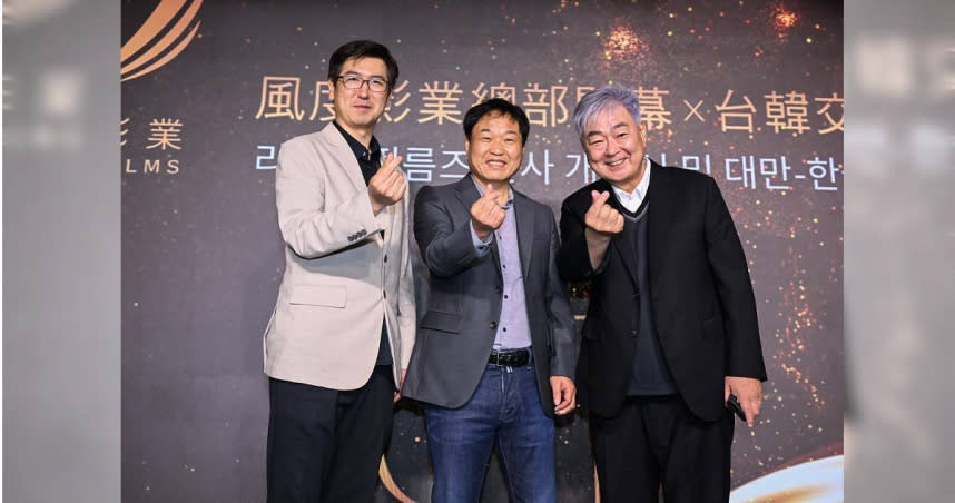 《模範計程車》編劇吳相浩（左起）、《我的野蠻女友》導演郭在容、金牌監製金亨駿。（圖／風度影業提供）