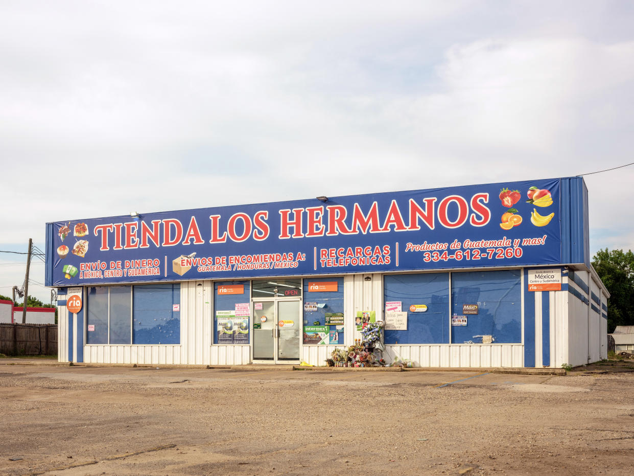 Nelson Narváez Estrada, propietario de la heladería La Moraleja en Montgomery, Alabama, dijo que su tienda había sido objeto de hombres armados tres veces este año. (Devin Lunsford/The New York Times)