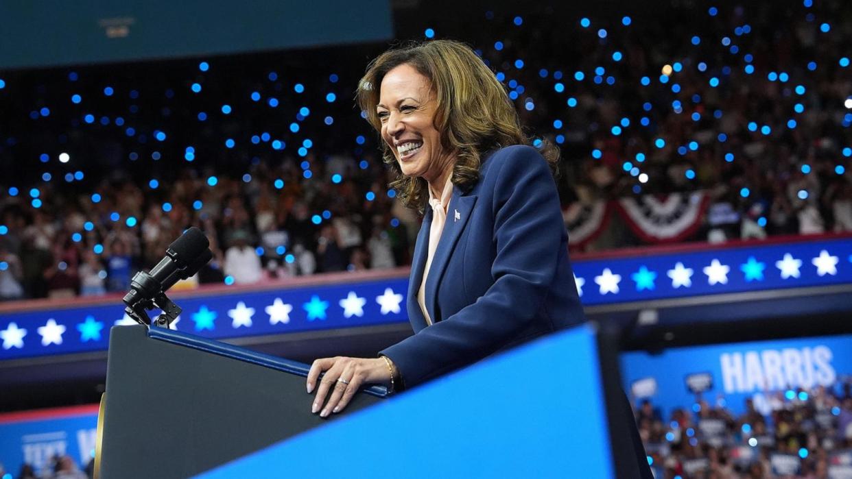 PHOTO: Kamala Harris And Running Mate Tim Walz Make First Appearance Together In Philadelphia (Andrew Harnik/Getty Images)