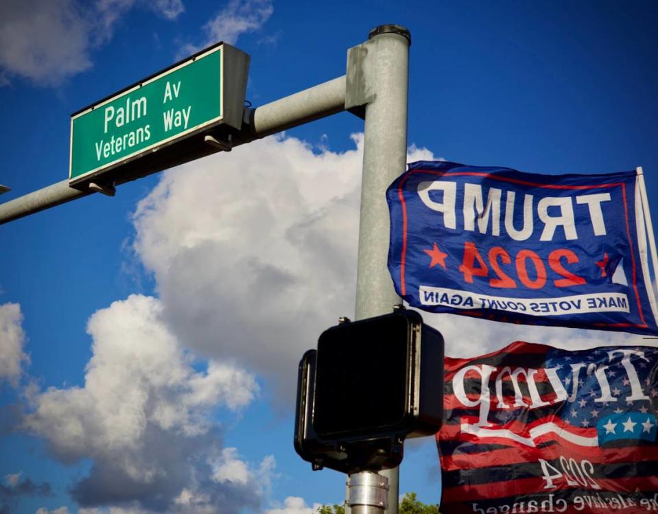 Las banderas de Trump 2024 se exhiben en Palm Avenue en Hialeah, Florida, el miércoles 8 de noviembre de 2023. Próximamente esta avenida será renombrada Donald Trump Way, de acuerdo con el anuncio que hizo el alcalde de Hialeah, Esteban Bovo Jr., en el mitín de Trump en dicha ciudad, de mayoría hispana.